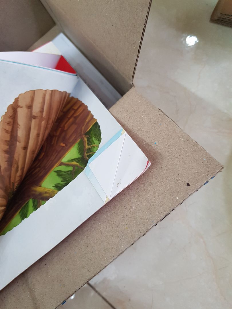 mình mua sách mới mà tiki lại giao sách cũ. nhìn như này mọi người đủ hiểu là sách cũ đã được đọc rất nhiều lần, nhàu nát, cũ. có lẽ mình nên dẹp việc mua sách online lại từ đây.