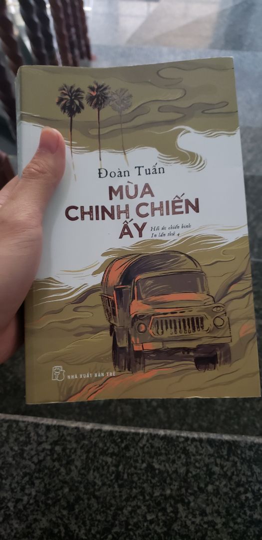 Hình thức sách không có gì để nói, giấy ok, có bookmark kèm theo. Nội dung sách cũng là về cuộc chiến chống Pon Pot tuy nhiên cách viết của tác giả đậm chất văn học hơn, ít sỏi đá, ít đen tối hơn so với cuốn Chuyện lính Tây Nam của Trung Sỹ nhưng vẫn lột tả được những hy sinh mất mát của cuộc chiến. 
Nên đọc.