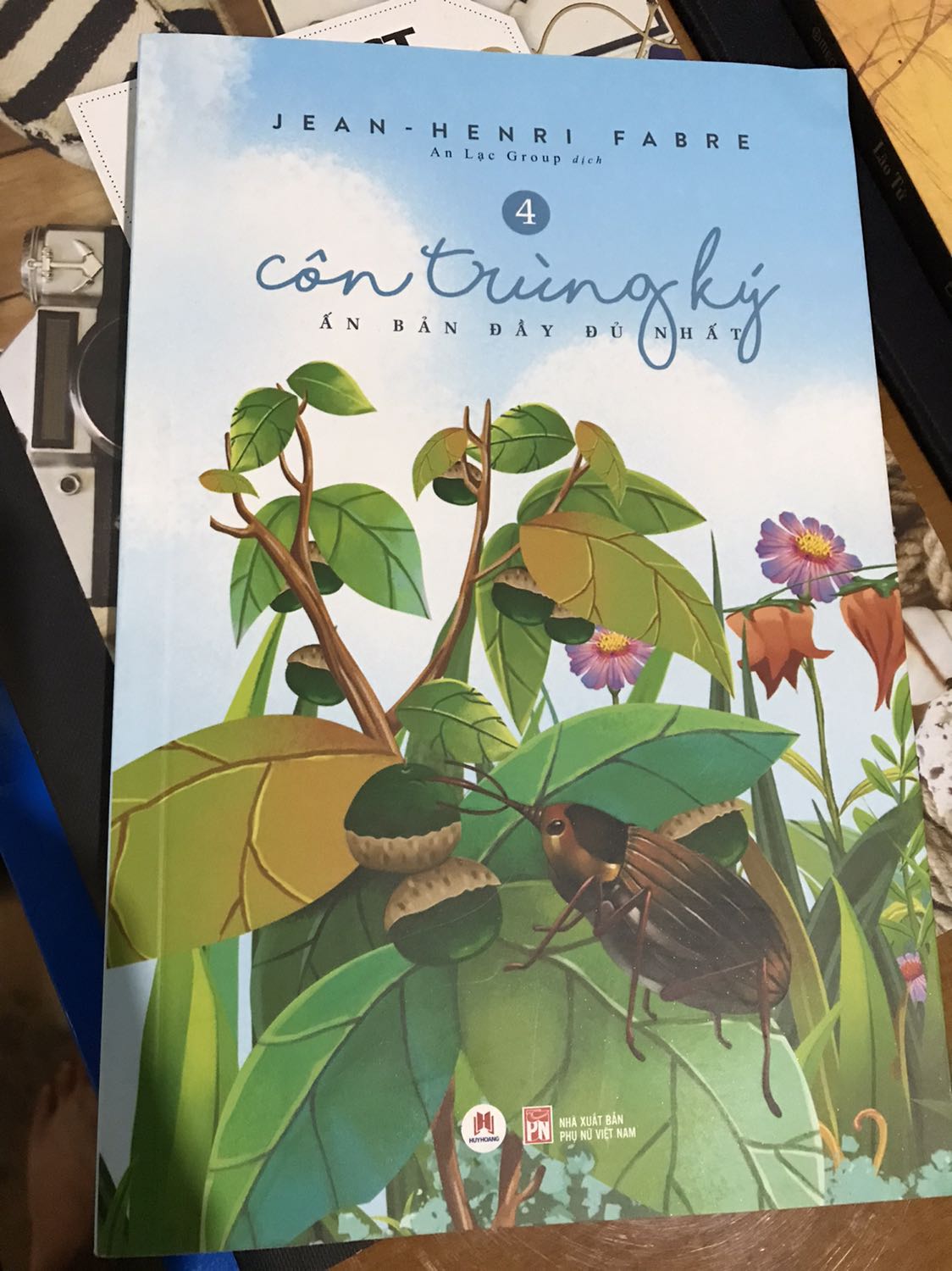 Sách bị quăn gập trang ở trên góc nhưng vẫn ok. Dạo gần đây Tiki có bọc bằng nilon bọc cho thức ăn để bọc cho sách.