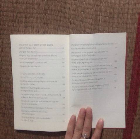 Sự trưởng thành ập đến mà không báo trước, tựa cơn mưa ồ ạt đổ ngang, xối xả ồn ào, mãnh liệt gột trôi mọi nét ngây thơ non nớt của mỗi người. Buộc chúng ta phải mang một chiếc ô nhỏ chống đỡ cơn mưa, mang một cái mũ rộng vành che đi giọt nắng gay gắt. Nhưng dù có che chắn tốt đến đâu, vẫn ướt bởi những giọt mưa, vẫn để lại những vết sạm do nắng đi qua.
Nếu cuộc sống cho bạn mấy “cú vả nhớ đời” làm bạn mất thăng bằng, muốn buông xuôi tất cả và bỏ rơi bản thân mình thì hãy nhớ rằng: Trưởng thành ấy mà, ai cũng giống nhau, đều phải trải qua những ngày mơ hồ về tương lai, những ngày mang trong mình một nỗi buồn.