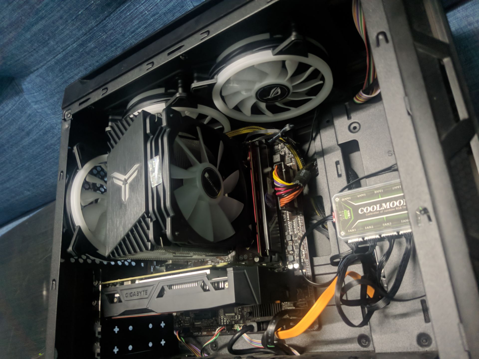 Tản to thật. Lắp vào nhiệt cpu xuống hơn 10°C. Quạt cũng màu đẹp thật. Một điểm trừ là cực kỳ khó lắp và phải có sẵn tấm backplate mới lắp được Tản to thật. Lắp vào nhiệt cpu xuống hơn 10°C. Quạt cũng màu đẹp thật. Một điểm trừ là cực kỳ khó lắp và phải có sẵn tấm backplate mới lắp được
