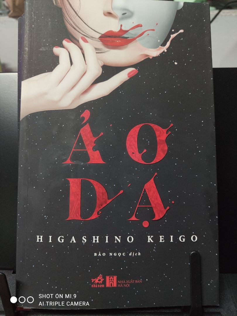 Ấn tượng với bìa sách với lại luôn yêu quý các tác phẩm của tác giả Higashino nên quyết định đặt mua. với lối dẫn dắt tài tình của tác giả, thật sự không uổng phí 2 ngày mình nghiền ngẫm tác phẩm này. đối với mình, có lẽ mình không thích cái kết của tác phẩm, nhưng mình thấy cái kết như thế mới thật sự đúng là cuộc sống, cuộc sống không có chỗ hoàn hảo. một tác phẩm rất hay mà mình rất thích sau Phía sau nghi can X. một điều đáng tiếc đó là truyện không có bookmark. 
về dịch vụ giao hàng không bàn cãi, giao hàng nhanh và thân thiện. luôn ủng hộ Tiki.