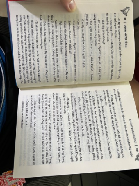 bìa cứng nhưng đóng gáy hơi chán. mở ra cứng ngắc ko khác gì bìa mềm. mấy trang đầu còn bị nhăn. 
in nội dung hơi sát lê dưới nhìn hơi khó chịu.
được cái font chữ vừa mắt dễ đọc.
mua sale nên cho 4*.