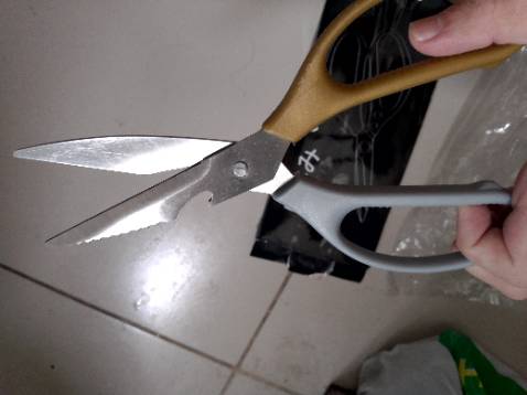 Kéo giả, nhái, lỏng lẻo không dùng được.
Gửi trả hàng TIKI thì không được, không biết tại sao.