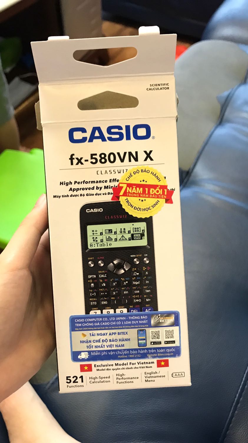 Mình dùng máy này được 3 năm rồi, rất ưng ý. Dùng 3 năm mà vẫn rất mượt, chỉ mới thay pin có 1 lần và mờ phím “=“ do bấm nhiều quá:)) còn lại vẫn mới tinh. Mỗi tội nắp màu trắng nên dễ bẩn. Nay mua cho em trai. Soi tem chống giả đúng là hàng thật, mua trên này rẻ hơn 3 năm trước mình mua. Trước mua hơn 600 nay mua còn 523k. Giao hàng nhanh nữa, đang mùa dịch mà từ tp HCM ra HN mất chưa đến 3 ngày. Nói chung là hài lòng🥰