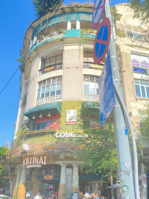 Mình ko chủ đích mua cuốn này lúc nhận về mình thấy khá ưng vì độ dày và đc bạch ngoài khá chỉn chu. Mình kiếm chỗ cho nó để dành đấy hôm nào rảnh hơn đọc sau. Được mấy hôm sau mình lôi ra đc thì đúng nhiều cái woa luôn, những chương đầu cho tới thời sinh viên cho mình nhiều cái nhìn tônhr quát về tgia, đi cùng bối cảnh của những thập niên ông sống. Những khái niệm ko mới nhưng đc hiểu trong bối cảnh và qua suy nghĩ của ông. Mình đọc khá chậm và suy ngẫm nhiều thành ra mới đọc đc gần 1 nửa cỡ hơn 200tr; Nhưng càng về sau mình cảm thấy nên bỏ dở 1 tgian để quay lại dù đã cố gắng đọc tiếp vài chập nhưng có vẻ ko tốt. Mình nghĩ nên để thời điểm thích hợp quay lại đọc tiếp, lúc cảm thân thấy nên quay lại, …. Ko hẳn là bỏ dở hmm