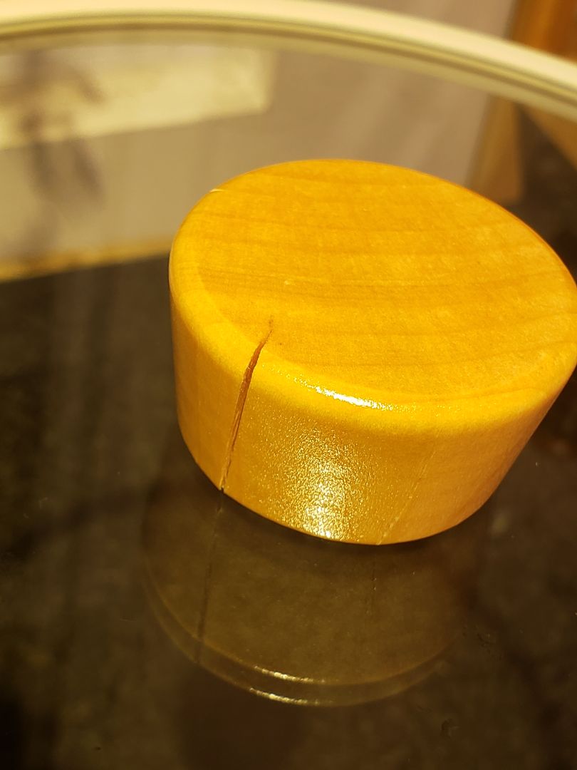 hàng tốt, thiết kế đẹp, có điều núm gỗ trên nắp nồi thiết kế không tốt. Mình mới hầm món đầu tiên, để đậy nắp, quên món hầm thì không đậy, lúc phát hiện  thì thấy núm gỗ bị nứt. Khuyên các bạn chỉ nên đậy nắp khi đã nguội