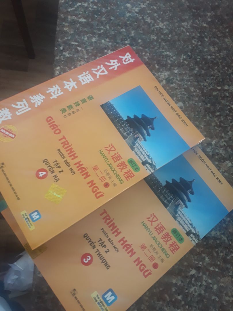 nhìn thấy nhiều review sách này bung gáy hông tốt nên mình cũng nghi ngại, mà mua về mê thực sự luôn. Không bị lem chữ, gáy sách chắc chắn, có chú giải tiếng anh vs tiếng việt và cả phần hán việt của từ luôn. Anh giao hàng rất thân thiện. mình ở cần thơ đặt hồi tối mà sáng 9h là có rồi. :v có 114k thôi trong khi giá bìa là 95k mỗi cuốn rồi, tính ra photo vừa nặng vừa dày lại chẳng hời bao nhiêu, thêm có 20k là có sách gốc vừa tiện vừa đẹp lại ủng hộ bản quyền sách nữa.