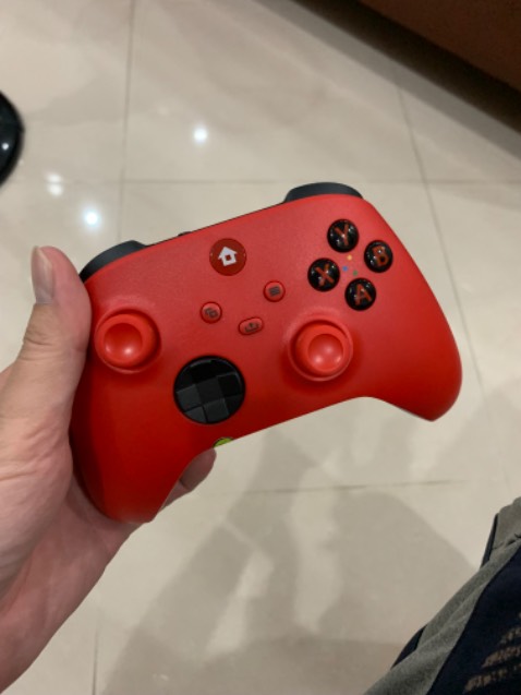 Hàng xài tốt, như tay xbox, kết nối bằng receiver hoặc bluetooth. Chỉ có nút home là thay bằng hình ngôi nhà thay vì biểu tượng X 😌
Windows 10 nhận tay cầm, ko nhận là tay xbox, mặc dù cảm giác nút bấm và chất lương như nhau. Chắc do firmware bên trong.