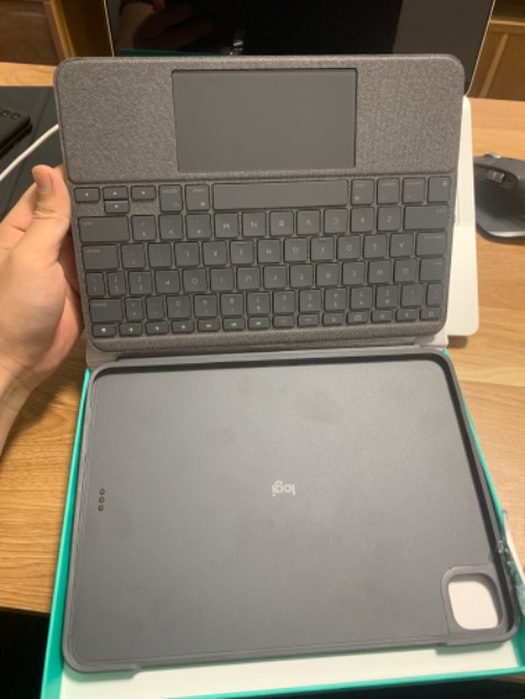 Sản phẩm xuất hiện khe ở trấu kết nối giữa bàn phím và Ipad như hình. Đã gửi bảo hành cho phía brand nhưng không nhận được bảo hành.