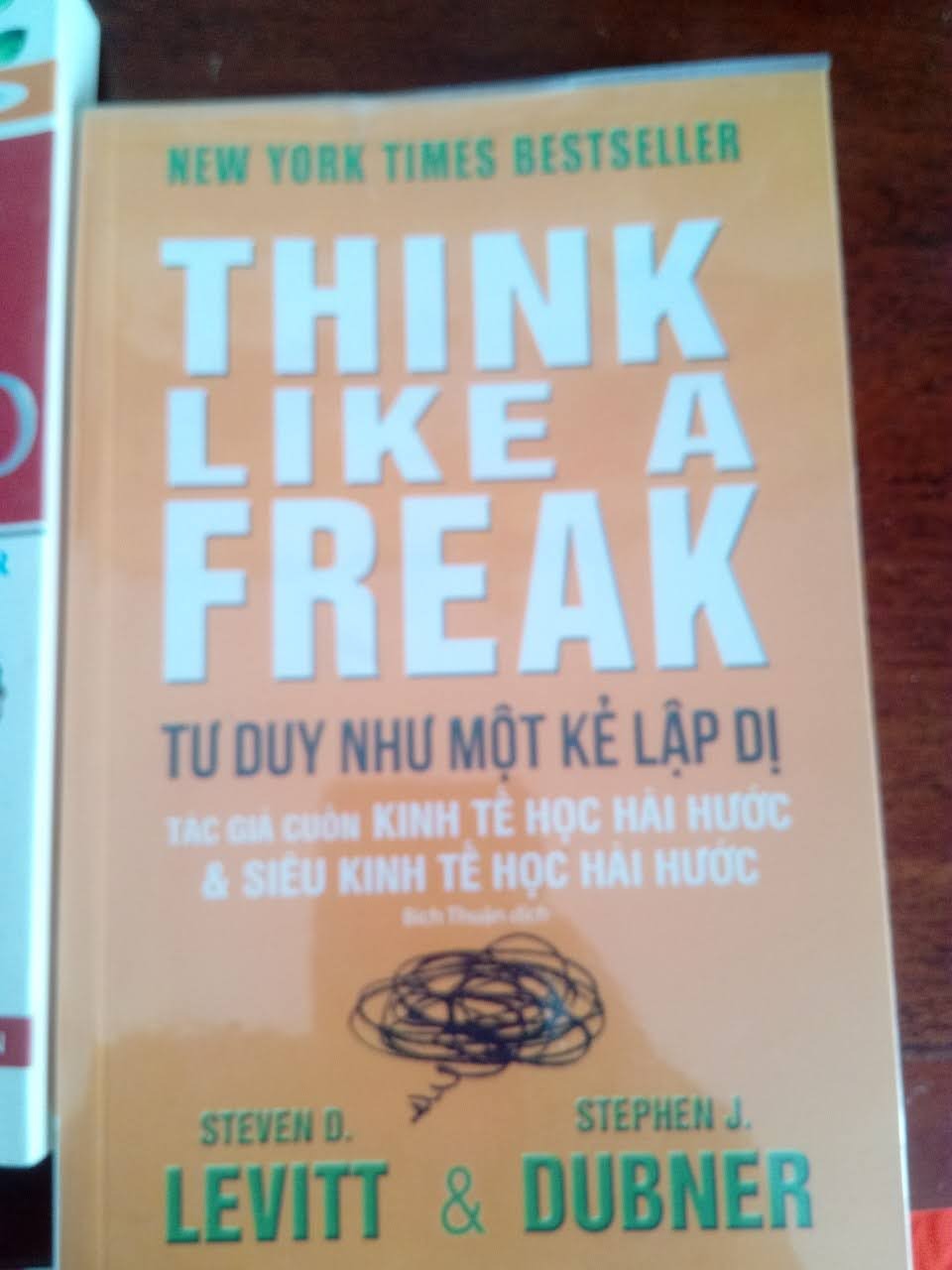 Tư duy như kẻ lập dị nghĩa là phá vỡ mọi quy tắc thông thường; điều đó có thể giúp bạn thắng World Cup nhưng không nhất thiết giúp bạn được mọi người yêu thích, hãy thừa nhận điều bạn không biết, và đừng bao giờ tin tưởng mù quáng vào các chuyên gia và khi giải quyết một vấn đề, hãy bỏ qua những thảo luận công khai trước đó và định nghĩa lại vấn đề