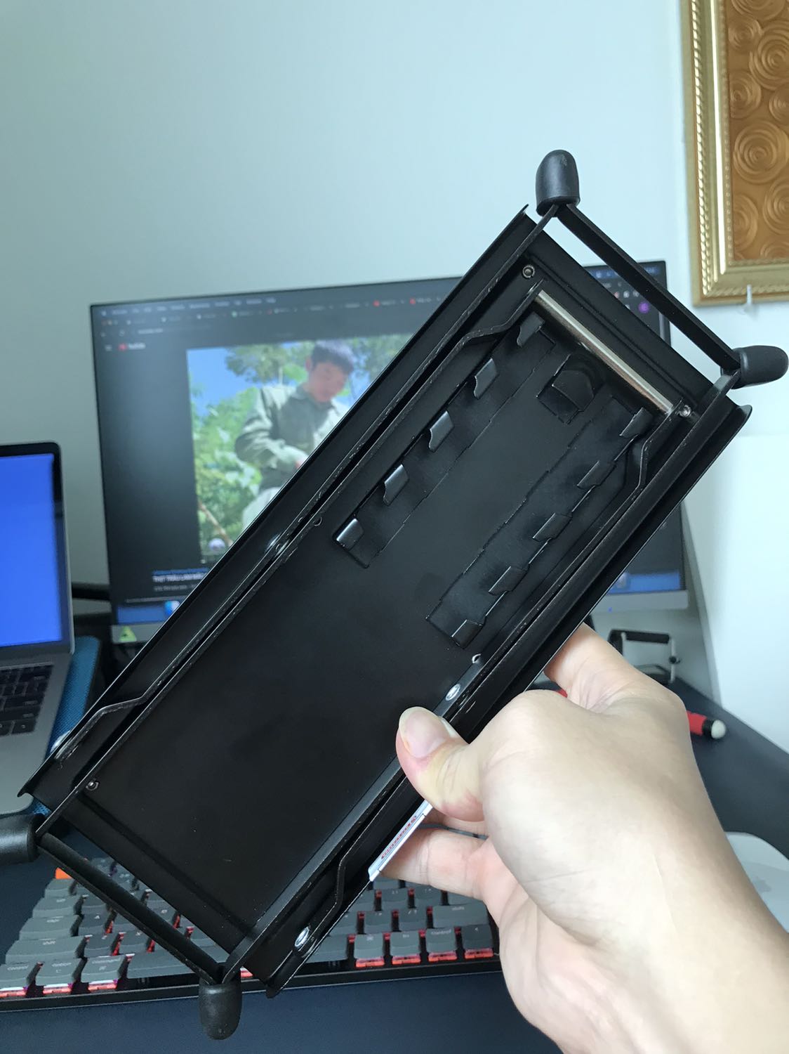 Mức độ hoàn thiện mình cho sp này 9 điểm, vì có duy nhất 1 điểm nhỏ là chân sắt chưa thật sự song song nhau. 
Nhưng shop bán hàng ok lắm, có cả phiếu bảo hành, với đôi lời nhắn nhủ cực dễ thương. Mình đã kê chân thử và rất hài lòng với sp này về hiệu quả sử dụng. SP Đáng mua.