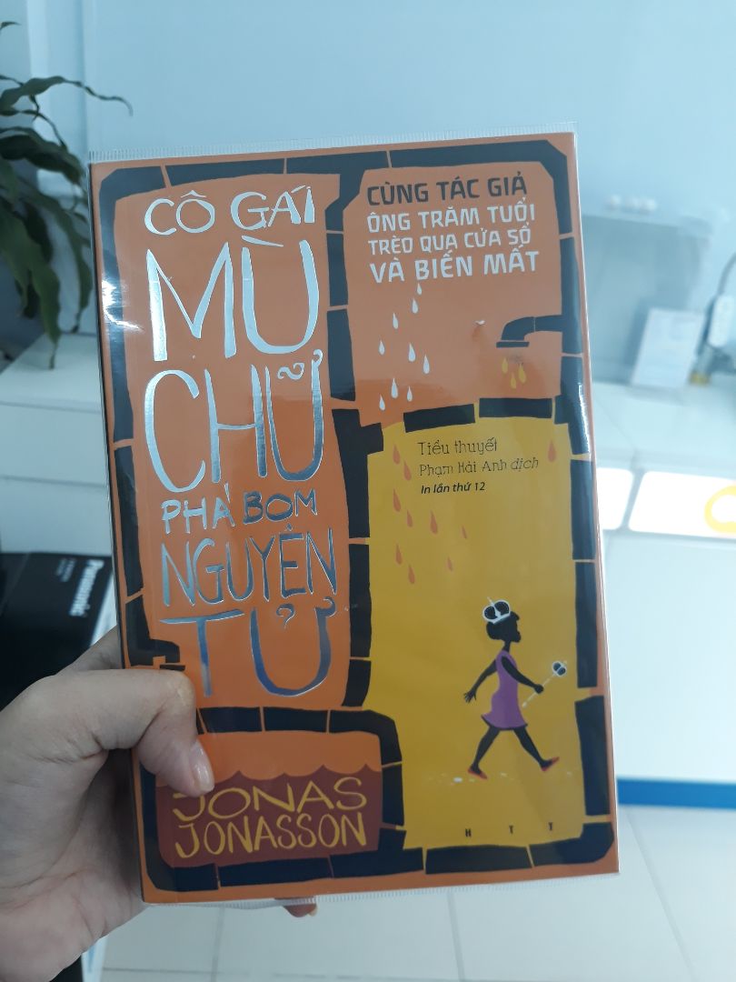 Lại là văn phong đặc trưng của tác giả Ông trăm tuổi. Nhân vật chính luôn có 1 cái chất riêng không giống bất kỳ ai từng tồn tại. cách kể chuyện hài hước, buồn cười và hơi cục xúc. Người dịch biết cách dùng từ ngữ độc đáo, sáng tạo, dân dã của người Việt. Mình chỉ mới đọc nửa cuốn mà cảm thấy hấp dẫn không thể nào dừng lại được. Bạn sẽ không hối hận khi mua quyển này nếu đã yêu thích Ông trăm tuổi.