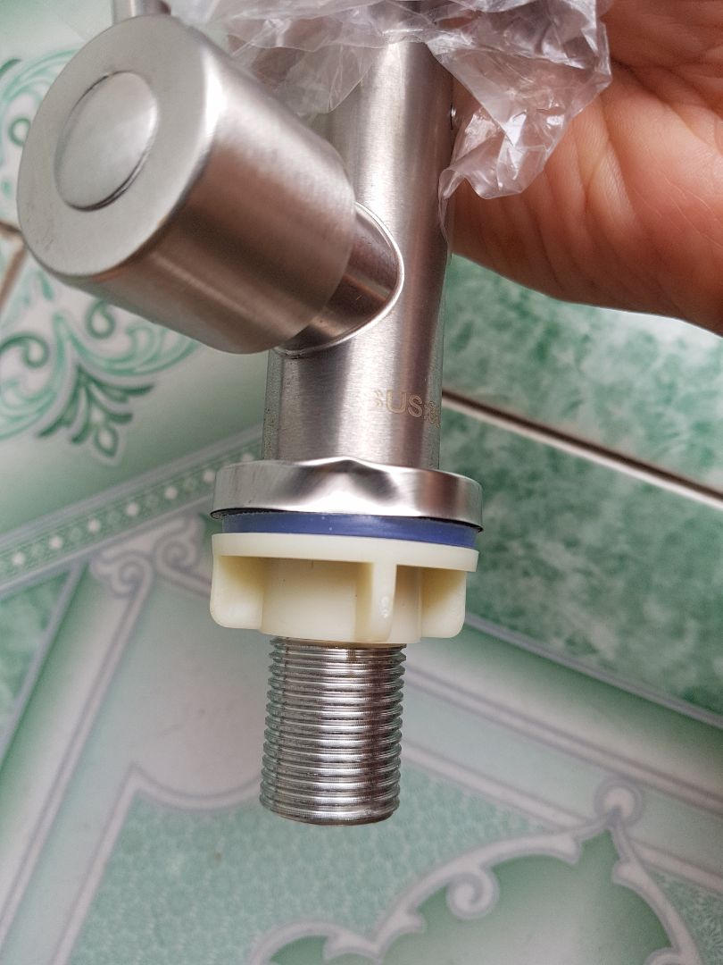 Thời gian giao hàng khá lâu, đặt từ 9/5 đến 13/5 mới nhận đc. Hàng ko bọc kỹ càng, bị móp méo nhìn rất tức mắt, ko biết móp méo trong quá trình vận chuyển hay từ shop. Shop giao thiếu quà tặng là khay đựng xà phòng... Yêu cầu gửi đủ hoặc hoàn tiền.