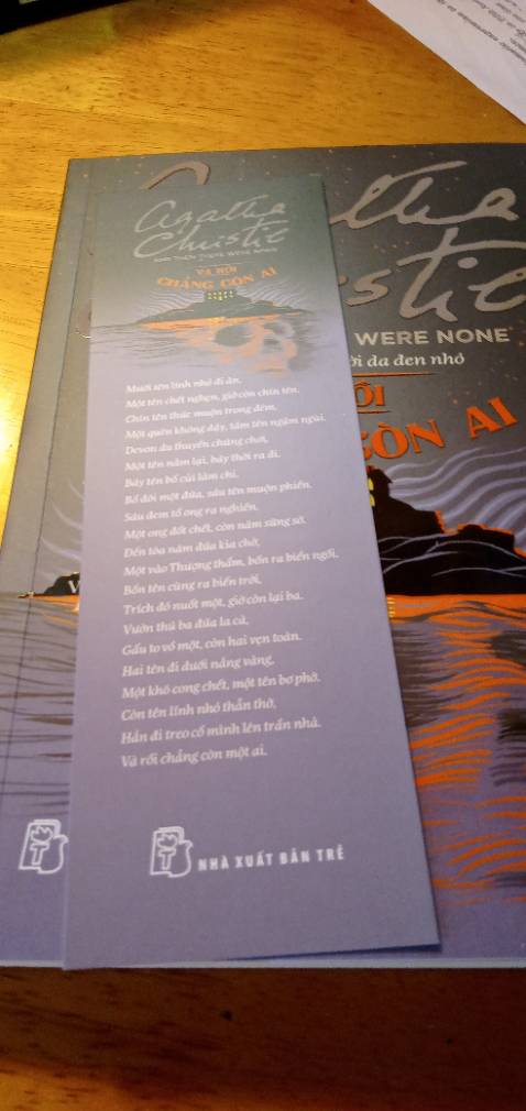 Bề ngoài sách đẹp quá trời luôn á, sách mới nguyên seal không móp méo hay bị lỗi gì cả. Nội dung sách thì khỏi phải bàn rồi. Ai fan trinh thám thì mình recommend mua nha....