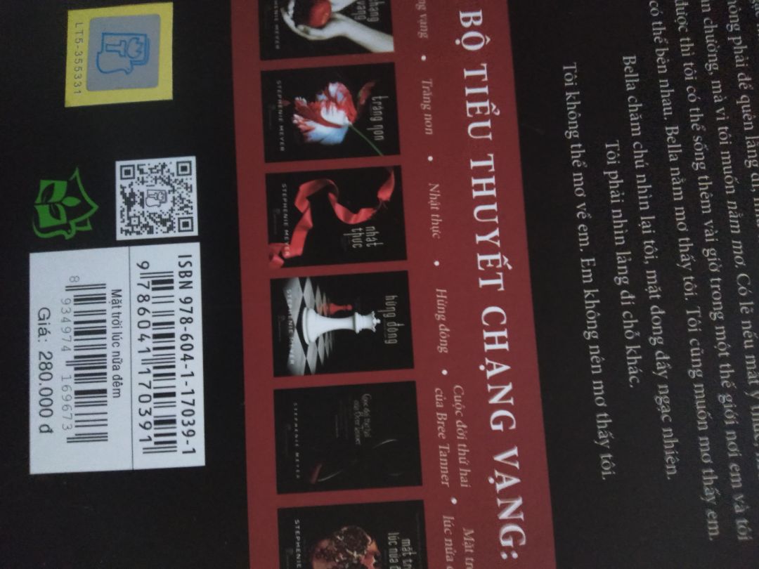 Vận chuyển làm gãy một góc, sai chính tả phần mã vạch. Bản dịch có một số chỗ hơi sến, tuy nhiên nội dung thì vẫn cứ là bánh cuốn lắm. Một góc nhìn khác để ta thấy tình cảm của Edward dành cho Bella là hơn cả yêu