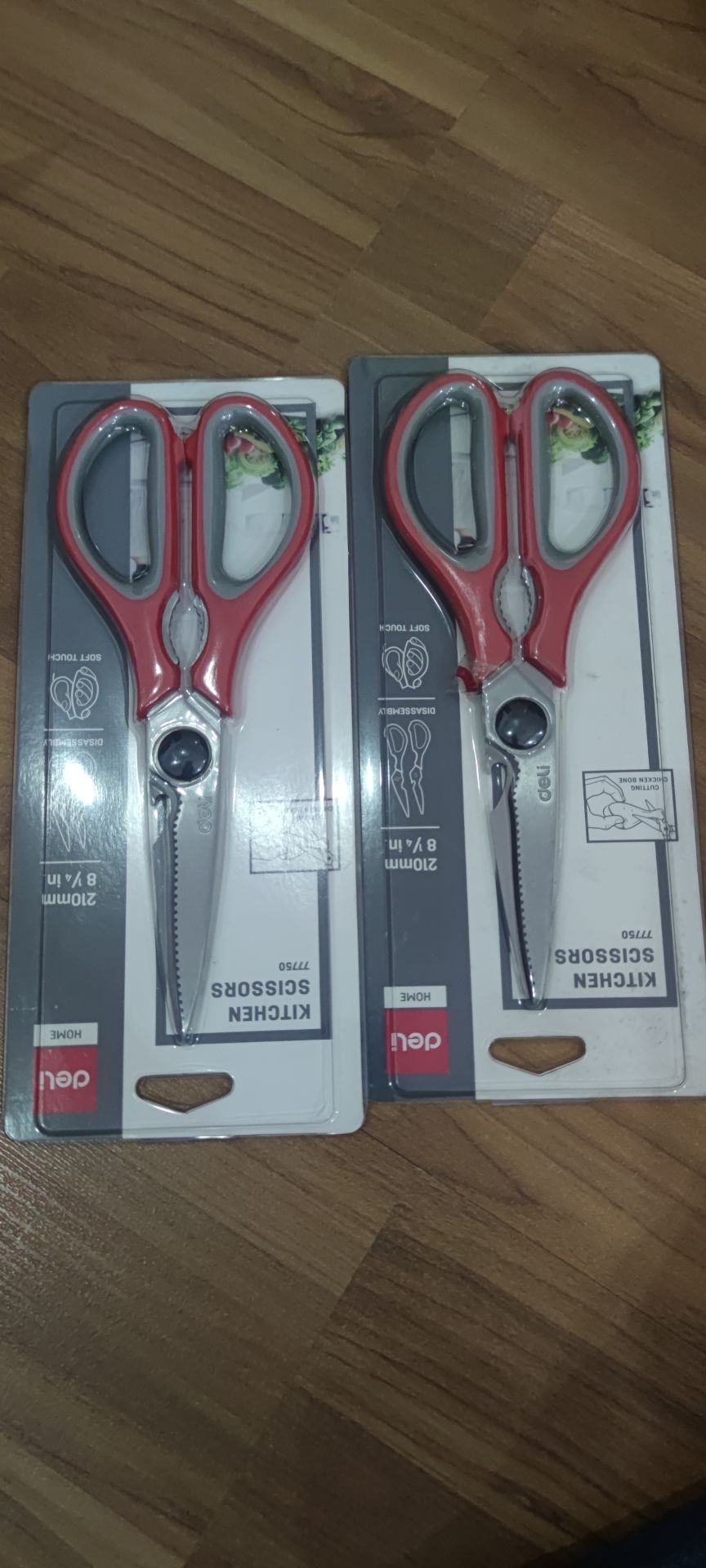 Kéo rất to, nhìn chắc chắn, dùng chốt chứ không dùng vít kết nối 2 mảnh lại với nhau.