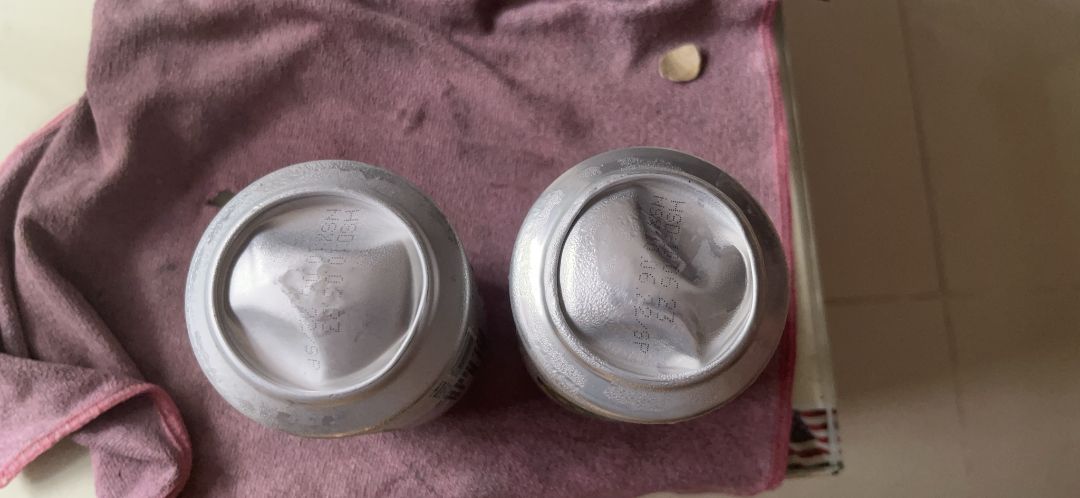 mua 5 thùng, mà trong mỗi thùng có hơn phân nửa số *** bị phù thế này , uống thì vị hơi chua chút xíu, mà hạn sử dụng thì vẫn còn . lạ quá.