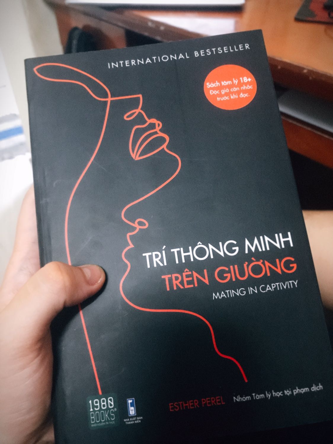 Gần đây 1980 có những đầu sách rất hay và lạ, điển hình là cuốn này. 

Mọi người, dù single hay đã có partner nên đọc qua quyển này để có được 1 mối quan hệ yêu đương lành mạnh, tránh cảnh chán cơm thèm phở hay ham muốn điên cuồng, dễ dẫn đến hư cơm hỏng cháo nhé.

Chất lượng bản dịch ok, sách dày, thơm nhưng giấy lại mịn và nhẹ nên mình siêu thích.