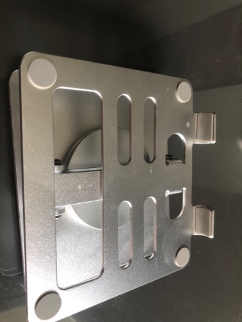 Mình mua màu bạc. Bao bì được đóng gói cẩn thận. Phần đế rộng và nặng, mình để Ipad lên khá chắc chắn. Hai phần khớp quay linh hoạt. Giá có ốp cao su ở phần đỡ nên ko bị xước máy và cũng tăng ma sát, chống trượt. Xoay 360 độ tiện lắm