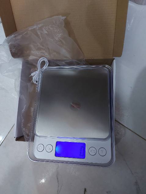 Đã sử dụng cân 3kg, chất lượng tốt nên mua thêm loại 10kg này. Về mẫu mã như hình, rất đẹp. Đèn sáng dễ nhìn số, lại được kèm theo 2 đĩa, rất tiện lợi. Đã sử dụng cân 3kg, chất lượng tốt nên mua thêm loại 10kg này. Về mẫu mã như hình, rất đẹp. Đèn sáng dễ nhìn số, lại được kèm theo 2 đĩa, rất tiện lợi.
