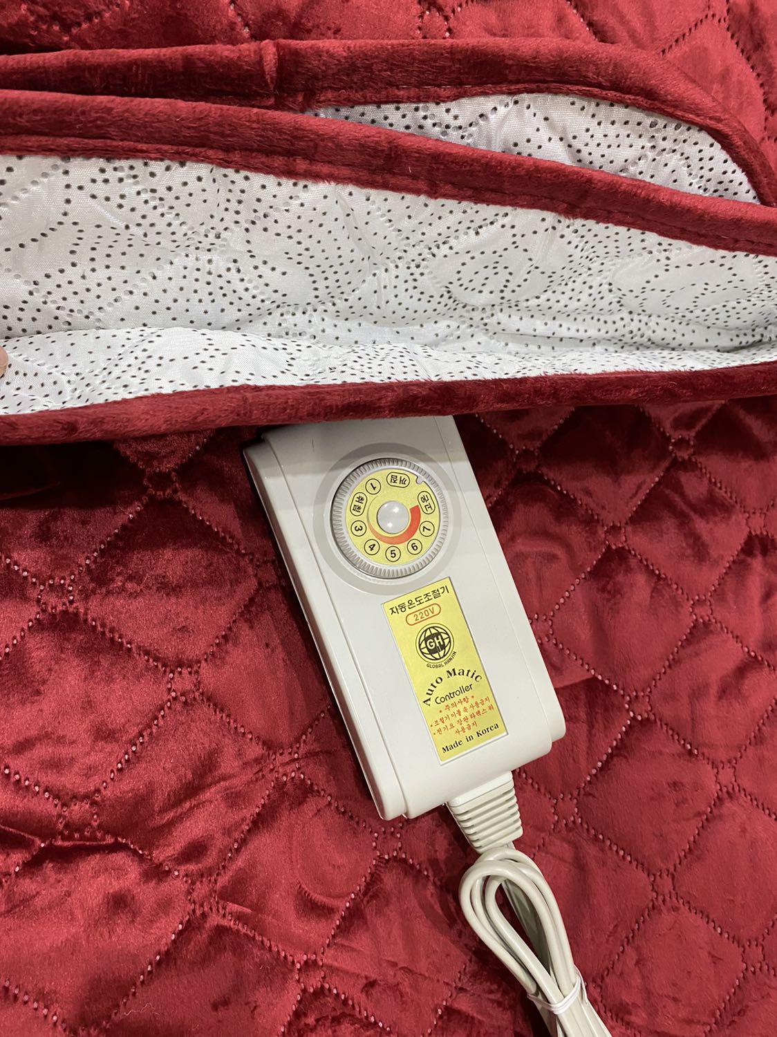 Đệm điện rất ấm, chất nhung mịn đẹp, sản phẩm tuyệt vời, chuẩn hàng hàn quốc. Thanks shop rất nhiều, chúc shop ngày càng đắt hàng.