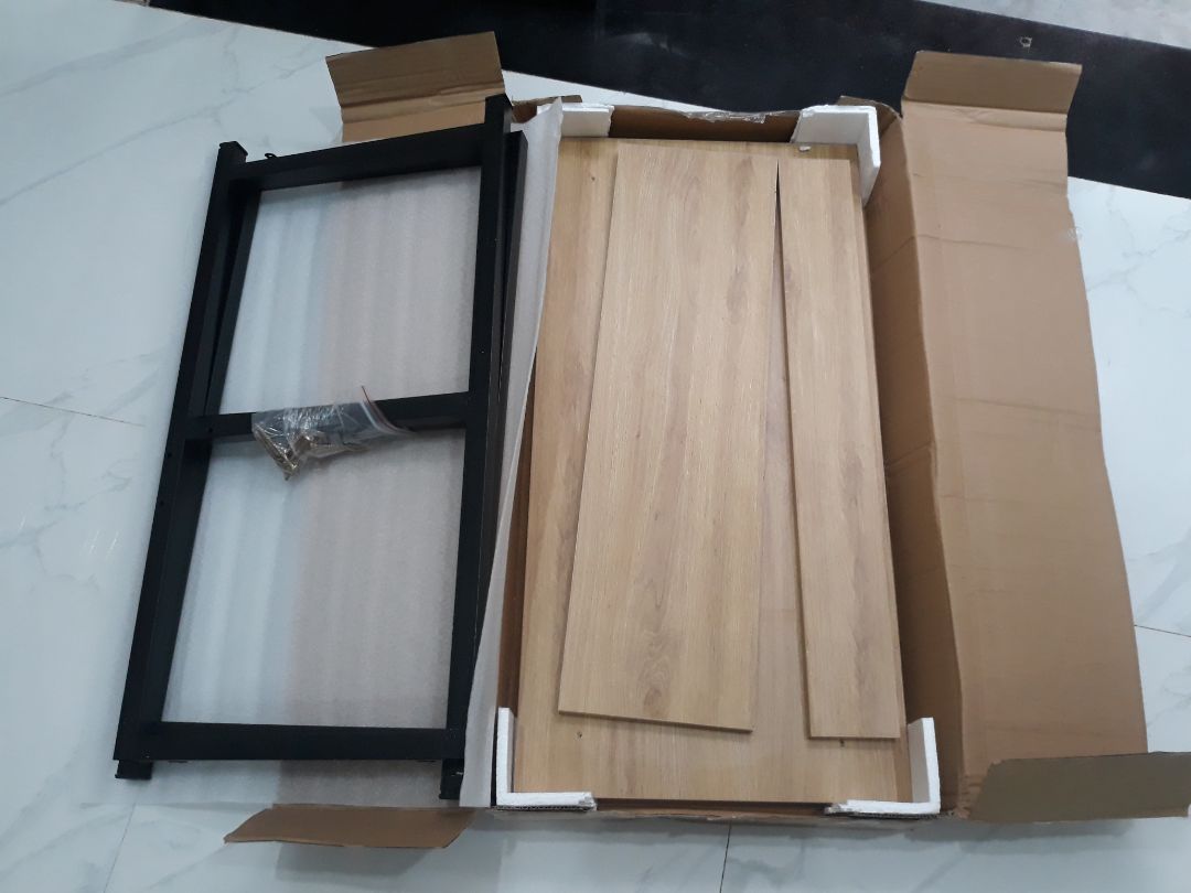 Bữa giờ nay mới có thời gian để đánh giá sản phẩm, trước khi mua mình cũng tham khảo qua vài loại, đánh giá, hình ảnh thực tế và sau khi nhận hàng thì như này
- Về sp: Bàn chắc chắn, chất lượng hoàn thiệt tốt, không cong vênh hay trầy sước gì, các góc được mài nhẵn đẹp, bàn rộng đủ để làm việc hoặc học bài hoặc làm bàn vi tính cũng ổn
- Về giao hàng: Mặc dù mùa dịch nhưng giao cũng khá nhanh, đóng gói cẩn thận, 
- Về Giá: tổng cộng hết 283k

Còn 1 điểm nếu shop tinh tế hơn sẽ đạt 10*
- Không biết shop có ướm thử bàn vào để khoan lổ không hay chỉ đo rồi khoan, nêu đặt bàn vào để khoan thì Shop chỉ cần lấy bút lông dầu đánh dấu lại giống như mình note để ng mua dễ biết mặt nào lắp lỗ nào mục đích cho khớp và đẹp, nhanh, mặc dù lắp đơn giản nhưng mình cố lắp cho khít cũng vẫn bị dôi ra 1 ít, các lỗ vẫn chuẩn với vít nhưng vặn vào bị lệch. đa phần các shop đều có dấu sẵn, về theo dấu ráp rất đẹp và nhanh nữa.

cuối cùng vẫn cảm ơn shop và tiki rất nhiều, 5* cho chất lượng và dịch vụ