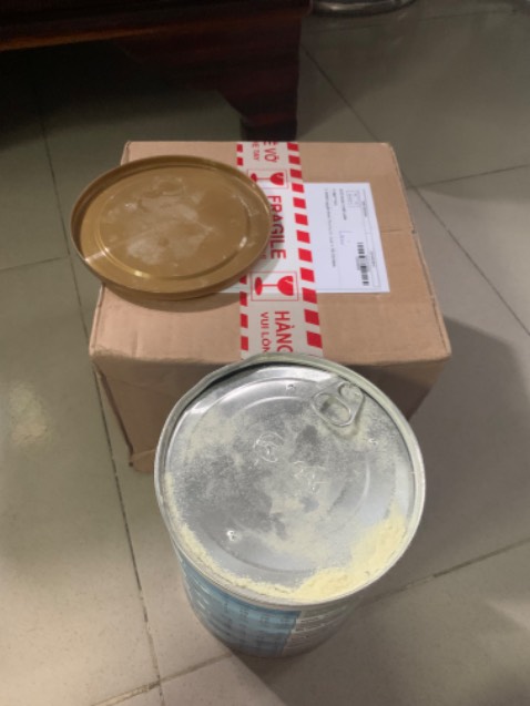 Sản phẩm bị móp méo còn lấy băng keo dán lại,còn bên trong thì đã mở niêm phong và sữa trào ra ngoài luôn.