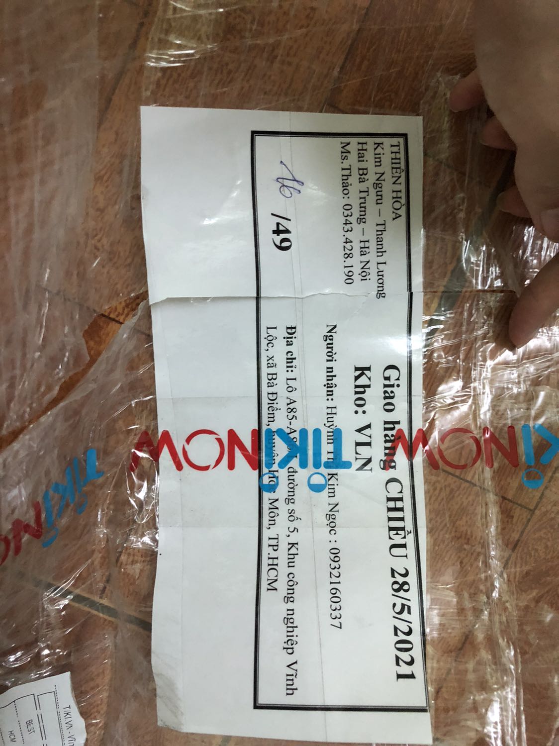 hàng nguyên kiện, lắp ráp dễ, nhưng sao cái cây đứng mình thấy nó ko đc chắc chắn, lúc ủi cái cây nó cứ lắc lư theo, mình ủi 1 lúc 4 cái áo sơ mi mỏng, thấy tay cầm với cọng dây hơi nóng, với lại năm sản xuất là 2019 lận, bảo hành 36 tháng kể từ ngày sản xuất mà mua năm 2021 là còn có 1 năm bảo hành thôi @@“,mong lần sau tiki giao hàng mới hơn, chưa kể kiện hàng còn để tên kh khác mới đầu mình tưởng giao nhầm, nhìn lại thì thấy kiện hàng giống như bị bom kh trước ko lấy, nay giao lại cho mình mà ko thèm xé mác cũ ra nữa, pó tay @@“, vừa đặt mua thì vào lại thấy sale rẻ hơn 100k, số nhọ ghê ?