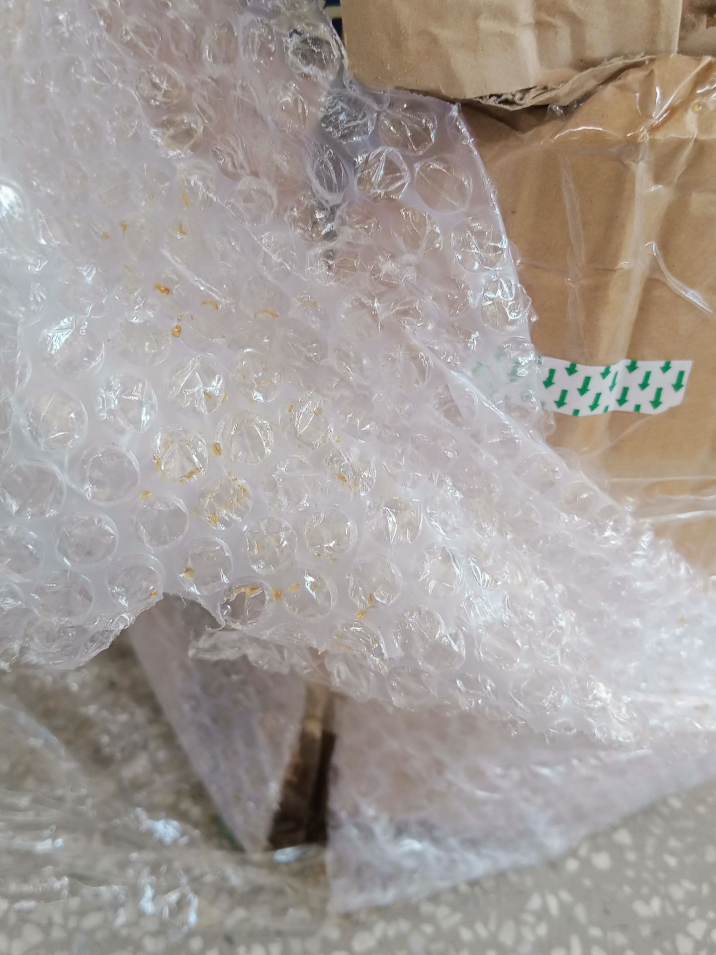 nước mắm chai thủy tinh nhưng đóng gói rất sơ sài, không hề có chữ hàng dễ vỡ. nhận được hàng mắm bể đổ ướt hết cả thùng thấm ra ngoài, nhắn tin hỏi shop giải quyết nhưng shop đọc tin nhắn ko trả lời. Khâu đóng gói và chăm sóc khách quá kém, còn chất lượng thì chưa biết vì còn để nguyên đó chưa khui ra