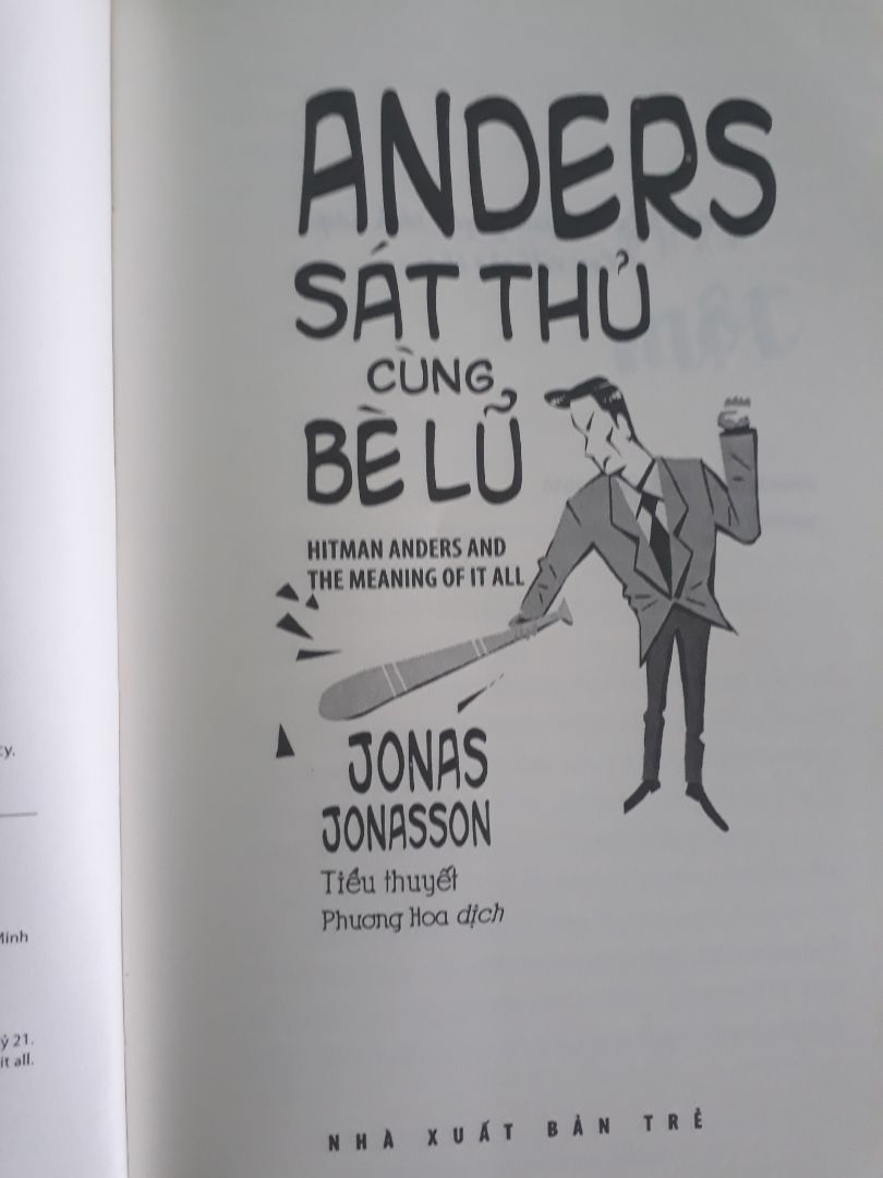 Một cuốn tiểu thuyết tuyệt vời xoay quanh 3 nhân vật chính: anders sát thủ, cô mục sư và tiếp tân per persson. per persson là người muốn giàu có như ông nội của mình, nhưng cuộc sống đếch giống cuộc đời trang trại ko cạch tranh nổi với máy móc nên đã sản vì vậy  persson buộc phải kiếm việc làm ở khắp nơi từ quản lý nhà thổ đến tiếp tân khách sạn hương biển, số tiền kiếm được chỉ đủ trang trải cuộc sống đến khi anh gặp dc vợ tương lai của mình là cô mục sư johanna kjellander đang ngôi 1 mình ở nghế đá công viên, trong cô rất thảm hại bụng thì đói, người thì rách nát len bùn đất, cô mục sư xin gã tiếp tân ổ bánh mì với 2 miến thịt xong khối khi đã cầu nguyện cho anh. sau đó 2 người tâm sự với nhau. Cô bị cha cô ép phải đi tu vì truyền thống gia đình là truyền đạo, vì vậy cô rất vui khi nghe tin cha cô qua đời cô hy vọng địa ngục sẽ dang tay chào đón ông ấy sau bao năm cực khổ, chịu đựng đủ điều và mẹ cô ở trên thiêng đàng cũng vui vẻ lắm. anders sát thủ đang thuê phòng 7 ở khách sạn hương biển sau bao năm nằm ở sau song sắt, hắn vẫn đang kiếm nhờ vào việc đâm thuê chém mướn thế là nữ mục sư cùng bàn bạc với per persson tạo nên mối làm ăn từ tên sát thủ này dĩ nhiên tất đều dc chia tiền công. cả 3 kinh doanh từ đâm thuê chém mướn rồi đến kinh doanh nhà thờ anders rồi sau đó là ông già noel nhưng điều bất ngờ số tiền kiếm được cho các cô nhi viện trẻ em mồ,... vẫn còn nhiều điều thú vị ở phía sau.
Nhân danh cha và con và thánh thần. Amem