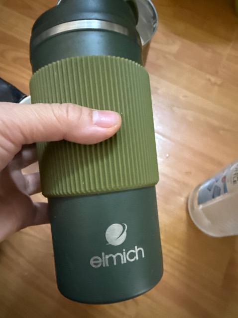 Dùng đống xu tích được mua bình này. Thấy cứng cáp, dày dặn, xinh xắn, cũng rẻ. Có điều kiện thì mua loại đắt tiền hơn, còn nếu chỉ cần uống trong thời gian ngắn thì mua bình này rất là tiện lợi, nhìn lại phong cách nữa