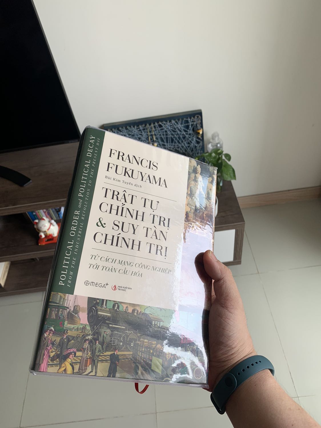 Mua now nên ship khá nhanh. 11:50 am đặt - 1:40 pm có hàng. Sách đẹp, bọc sách hơi lỏm, trầy và nhăn khá nhiều, chưa đọc sách nên chưa đánh giá được nội dung, nhưng đã tham khảo thì thấy rating cao, được tặng coupon nhưng chả thấy đâu