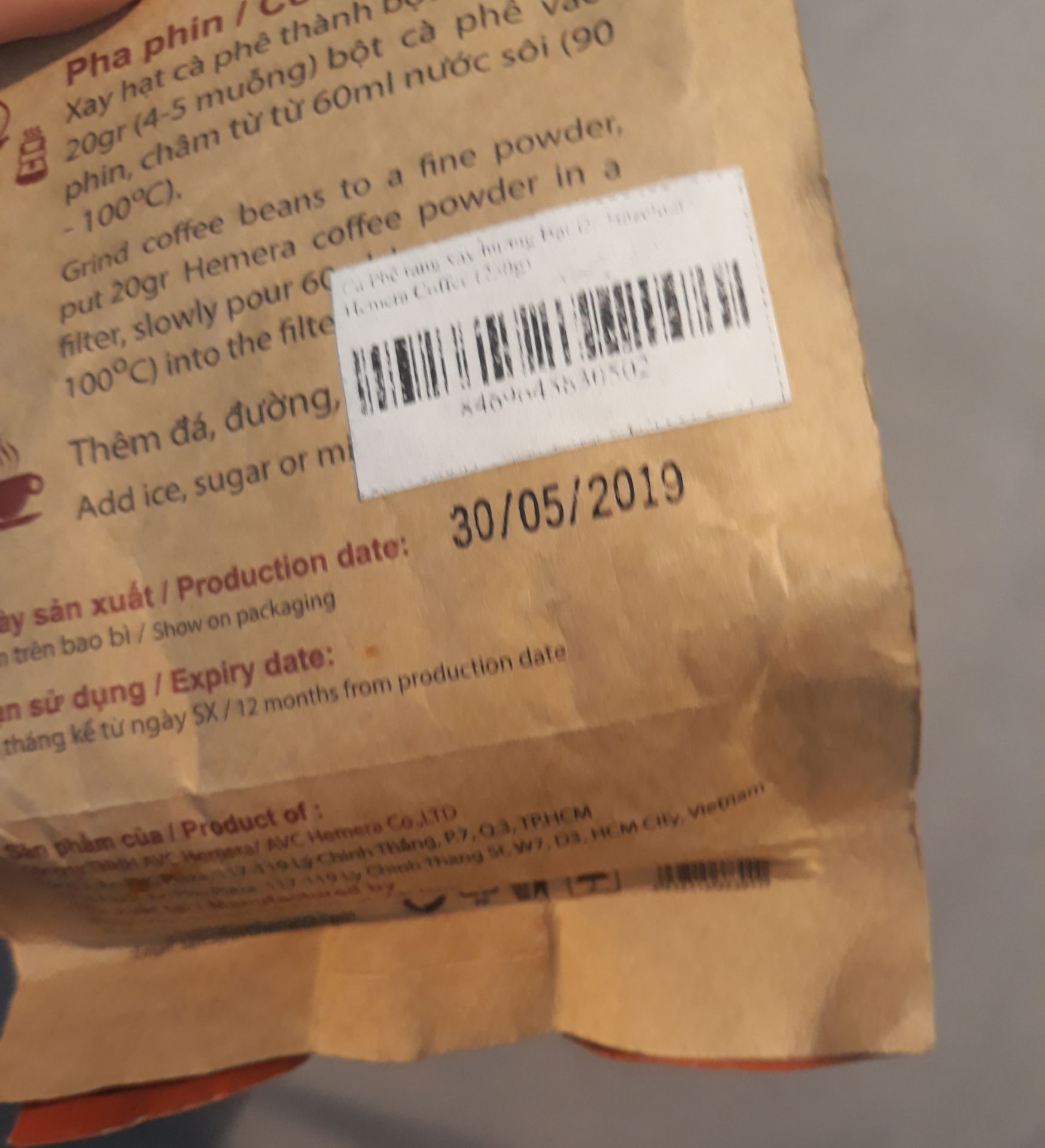 Bao bì nhăn nheo và bẩn, date thì cách mấy tháng rồi. Mùi càphê ngửi cực khó chịu toàn mùi chất hoá học. Không thể sự dụng được. ?