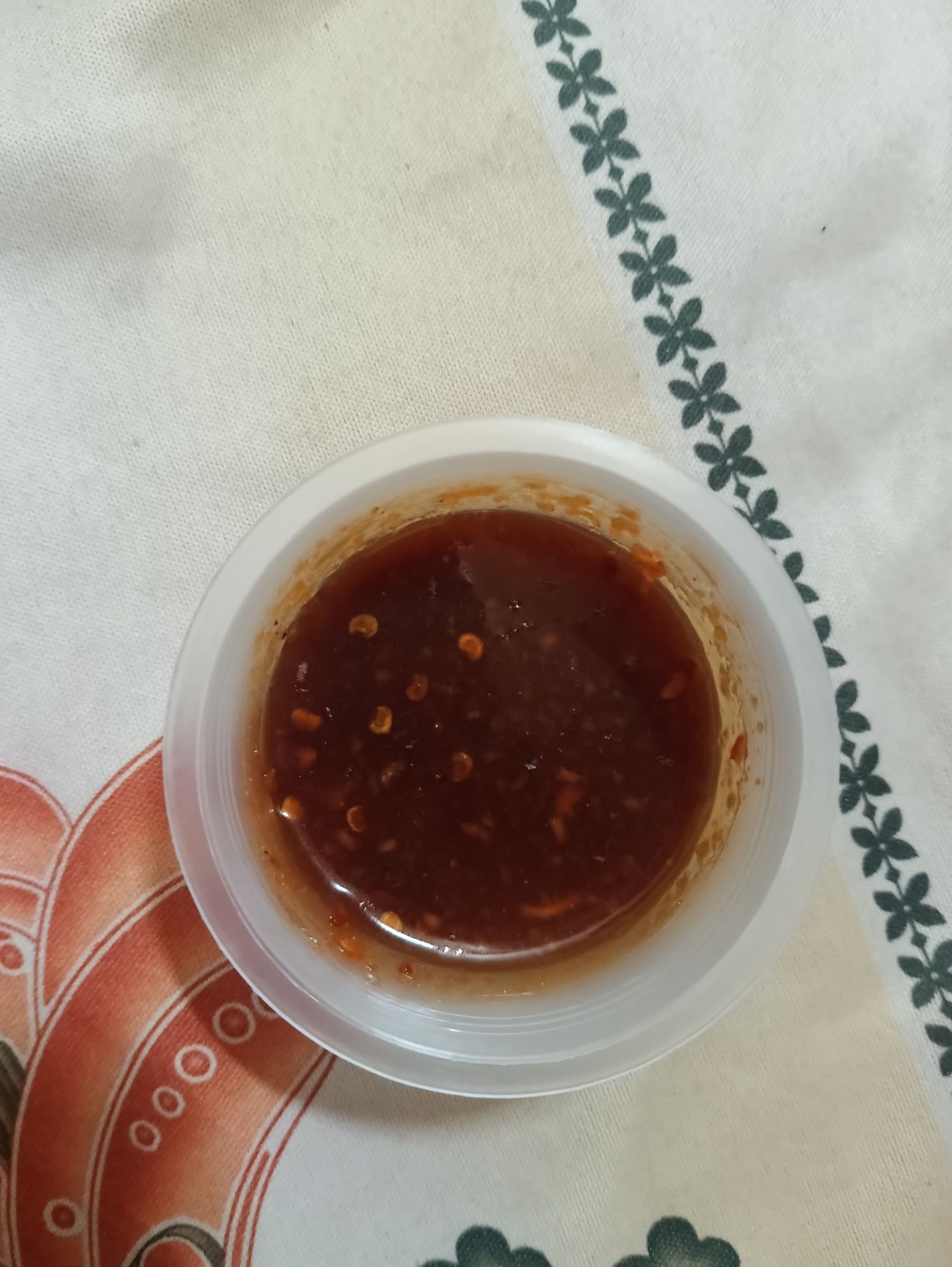 không hiểu ai chế ra cái nước sốt gì mặn chát chấm tí xíu là muốn uống hết 1 can nước luôn đó, giá thì đắt, hãng này thì nên mua sốt me và bánh tráng bơ là ngon thôi nha, được cái shop đóng gói đẹp nhưng k liên quan vẫn cho 1 sao vì sản phẩm quá mặn