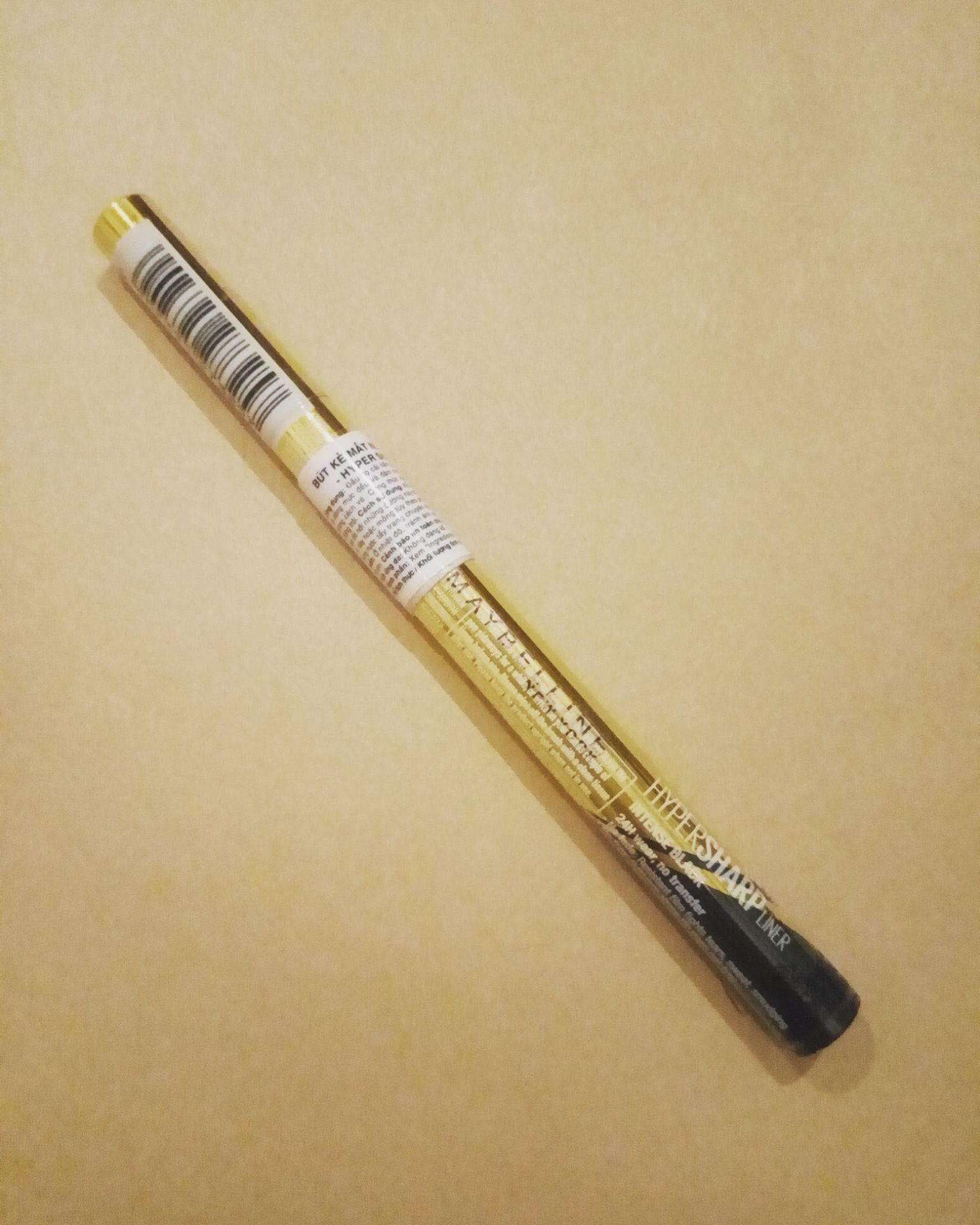 Bút nhẹ hơn mình tưởng, ngòi bút mềm mượt, kẻ mịn và nét sắc mảnh. Để mực ra đều nên lắc trước khi sử dụng. Hy vọng là sẽ xài bền.