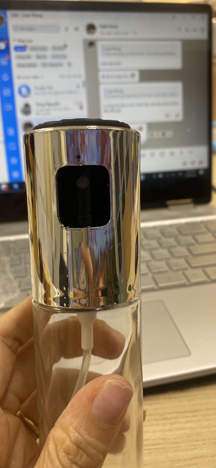 Ảnh mua không giống hình minh hoạ. Từ bao bì đến tên thương hiệu. Đường nét gia công kém chất lượng, thuỷ tinh đục. Nói chung là ko có điểm gì để  khen.