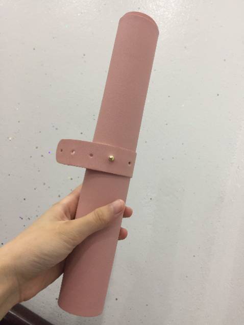 Lót rất đẹp, dày dặn, màu hồng nude siêu nữ tính và sang trọng. Một mặt là giả da, di chuột khá mượt và ko thấm nước; mặt sau là da lộn nên sẽ thấm nước nhưng không lo trơn trượt. Lúc mua sẽ có cả một đai cuốn cùng chất liệu. Cá nhân mình thấy giá rất ổn, không hề nhăn hay dúm, không có gì chê.