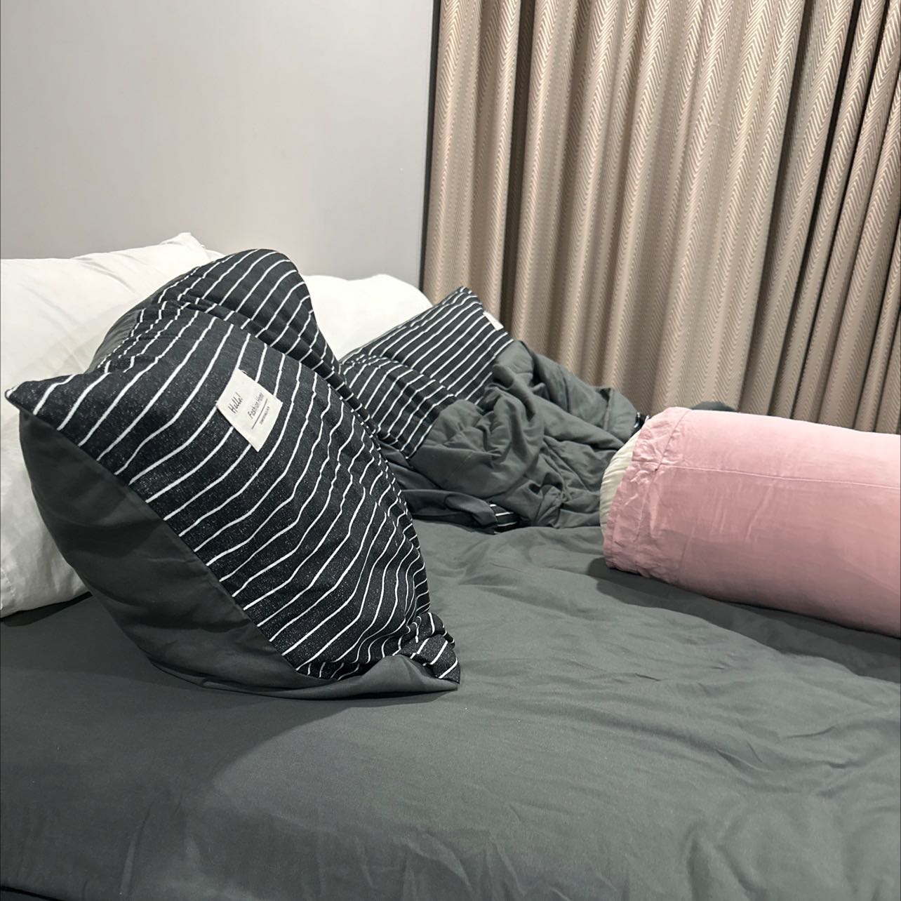 Đẹp và mở ra khg có bị mùi hôi của đồ bị để thuốc. Có giấy hướng giẩn để giặt đồ cho đúng. Nói chung là hàng khá tốt. Mình có hai bộ lận cho nên mới mua thêm vì vậy.