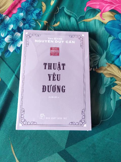 Tác phẩm ra đời cũng lâu nên lối viết có hơi xưa một chút, nhưng đó lại là cái độc đáo của sách
Nội dung sách viết khá thực dụng, có phầm hơi thô, sự thật mất lòng mà.
Sách truyền tải một ý rất hay theo lời trích của Dorothy Dix: "Hôn nhân là vấn đề quan trọng còn hơn vấn đề sinh tử. Nhưng phần đông họ cưới hỏi nhau không hiểu tại sao" Tác phẩm ra đời cũng lâu nên lối viết có hơi xưa một chút, nhưng đó lại là cái độc đáo của sách
Nội dung sách viết khá thực dụng, có phầm hơi thô, sự thật mất lòng mà.
Sách truyền tải một ý rất hay theo lời trích của Dorothy Dix: "Hôn nhân là vấn đề quan trọng còn hơn vấn đề sinh tử. Nhưng phần đông họ cưới hỏi nhau không hiểu tại sao"