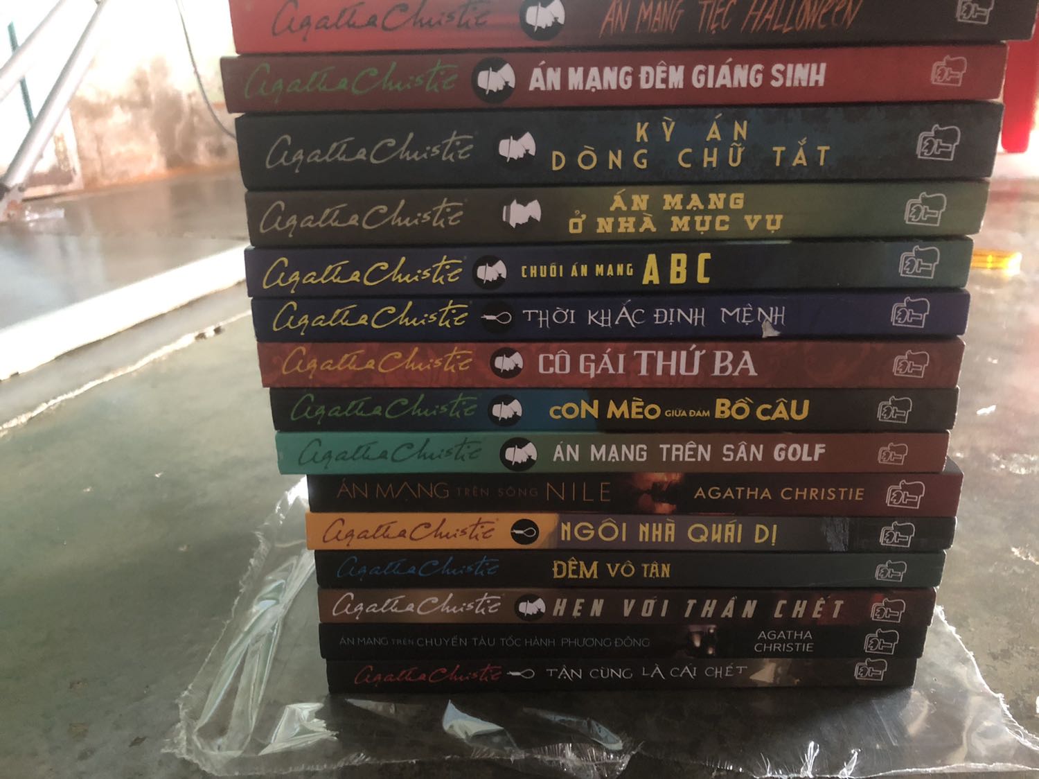 Sách được đóng gói cẩn thận, không bị cong góc hay móp méo. Giấy thì đẹp, bóng và thơm. Chữ in cũng to rõ, không bị lem hoặc nhoè. Được dịp săn sale nên giá rất là rẻ luôn. Luôn hài lòng về chất lượng của Tiki 😚