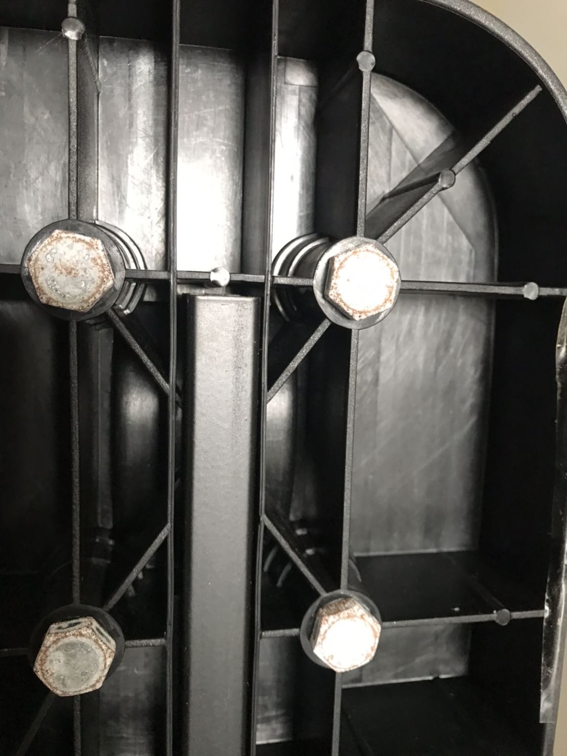 Các phần theop, ốc vít vừa nhận đã bị gỉ sét như hàng cũ.
Phần tay đẩy sau khi dựng lên thì không thể gập xuống được, không dễ dàng như quảng cáo