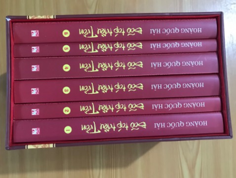 Giao sách nhanh. Nhưng hộp sách không có nắp (như hình), mép hộp bị rách. May không ảnh hưởng đến chất lượng sách bên trong, nên vẫn vote 5 sao.
Mong lần sau shop lưu ý.
