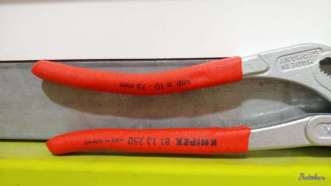 kềm có phần chỉnh ngàm rất hay...vặn van, ống nước inox ko sợ để lại vết