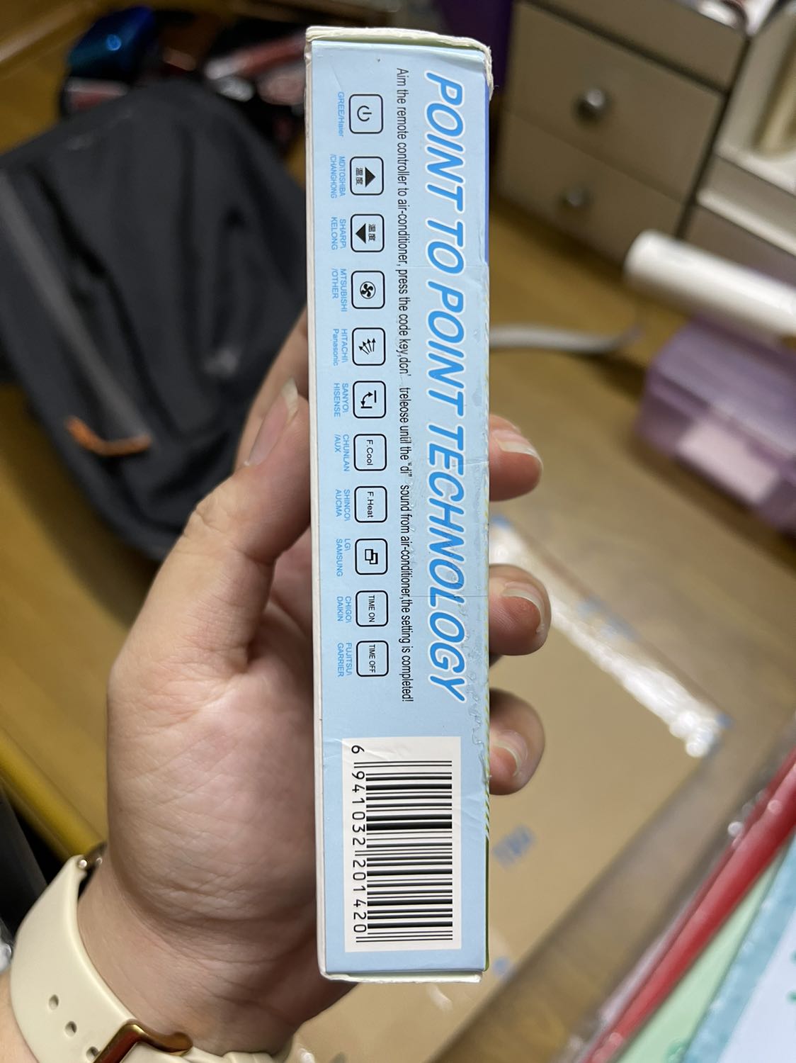 Đóng gói ok, hàng build nhìn cũng rất ổn. Máy nhà mình National CS-95KH cũ rích phải 20 năm tuổi rồi, tìm remote thay mà loại giống như cái zin không tìm thấy nữa. Vào tìm thấy loại đa năng này, nhưng vẫn sợ không xài được vì đời cũ quá. Ban đầu về cho pin vào cũng không lên, mò 1 lúc làm theo giấy hướng dẫn bên trong hộp (tiếng anh) cái xài được liền, điều chỉnh ổn áp lắm. Mình vừa dùng được 1 ngày thôi, sau này nếu có gì trục trặc sẽ update sau, tới hiện tại cảm quan thấy rất ok rồi. Vote cho sản phẩm và shop 5 sao.