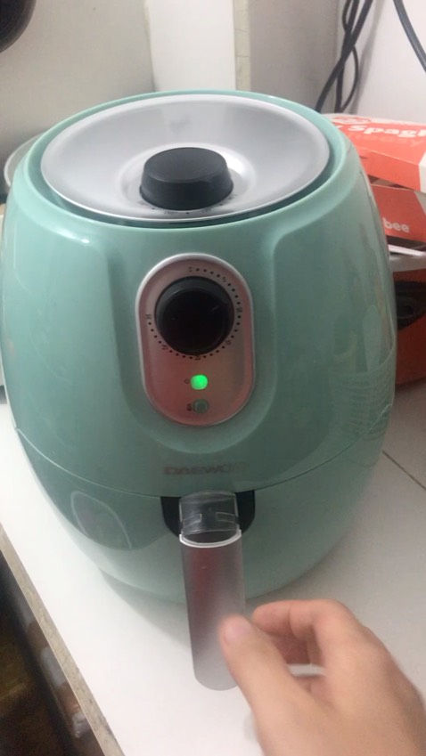 Tiki giao hàng nhanh tuyệt đối nha, order 12h đêm mới 9h sáng đã nhận được hàng rôi. Hàng chính hãng, có khuyết điểm nhỏ là tay cầm kiểu cũ, lỏng loẻ rất khó dùng, 7đ chất lượng, 10đ cho khâu vận chuyển của Tiki. Lúc mua mình quên nhìn dung tích, 2.8L nói chung cũng vừa xài nếu ở 1 mình, nấu ít.