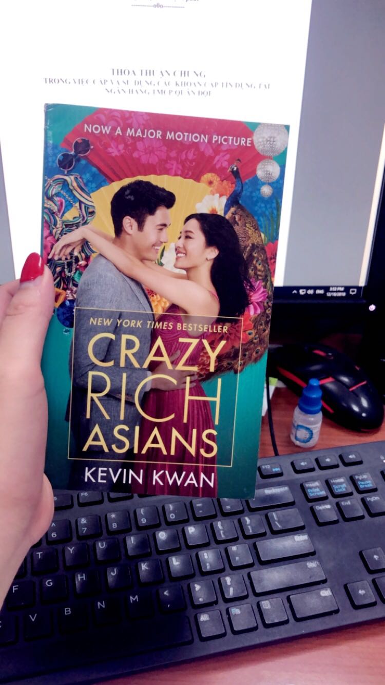 Khổ sách khá nhỏ, chiều dài chỉ hơn 1 gang tay. Khi đọc sẽ khó cầm or note từ vựng và nội dung. Sách hơi bị sờn ở gáy, giấy loại màu đen và mỏng. Vote 2 sao cho khổ sách nhỏ, 3 sao vì bìa đẹp @@