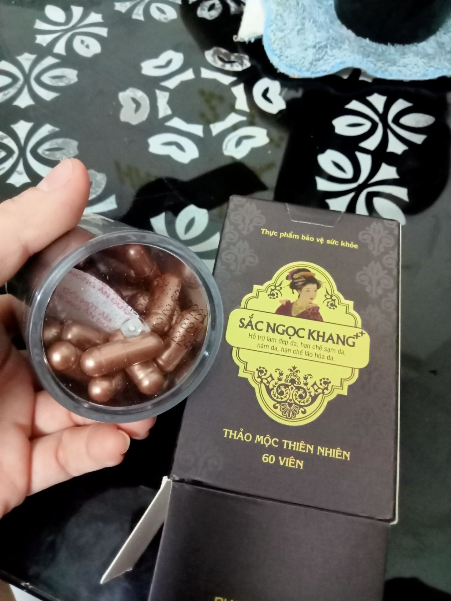 giao hàng khá chậm. nhưng khi nhận dc hàng khá hài lòng. có kèm quà tặng. sử dụng xem nếu tốt sẽ ủng hộ. có tem mác đầy đủ date lại xa.