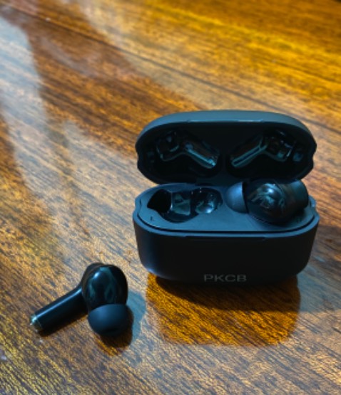 Hàng tốt, đem êm tai, tầm kết nối ổn trong phạm vi quanh nhà, pin xài lâu, mở hộp ra là tự kết nối luôn. Nút cảm ứng dễ bấm nhầm mà pause bài hát. Có điều không chắc phải xuất xứ thương hiệu VN không mà chỉ thấy tiếng Việt ở chỗ đơn vị nhập khẩu thôi.