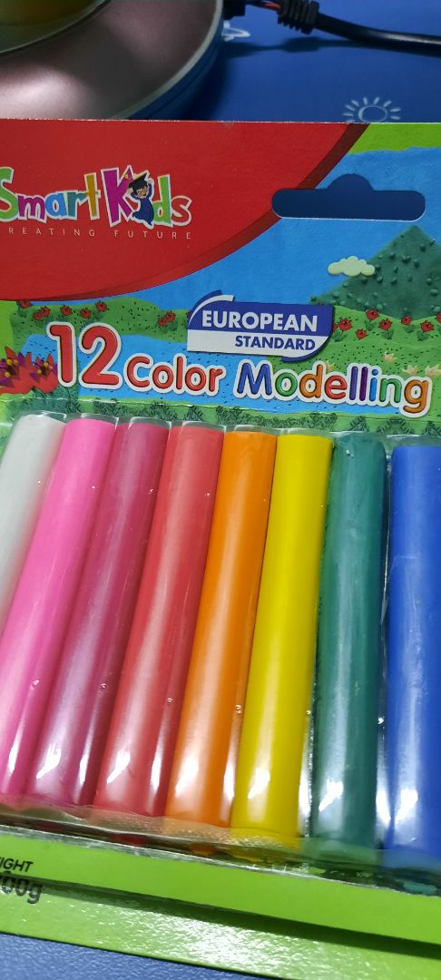 Màu sắc tươi sáng, đẹp. Shop giao hàng siêu nhanh. Bé nhà mình rất thích, tuy nhiên đất sét vẫn bị dính tay 1 ít khi chơi